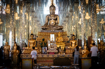 Obraz premium April 12, 2025, Golden Buddha statues in Wat Muang temple, Ang Thong, Thailand during a serene visit