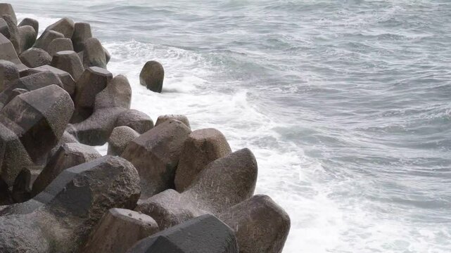 テトラポットを削る波