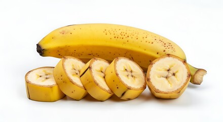 Ripe plantain with slightly spotted peel next to thick slices arranged on a white background. The firm, yellowish texture of the slices suggests a sweet, slightly caramelized flavor, ideal for frying 