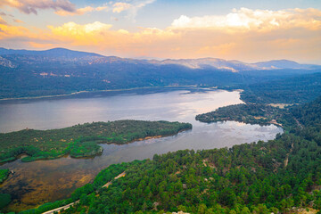The tree-covered view of this lake in Isparta. A magnificent natural view.