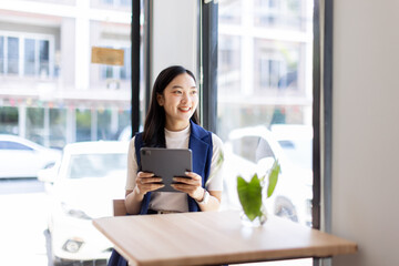 Obraz premium Portrait of beautiful asian woman coffee shop owner in her establishment, 