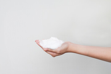 Holding dense mousse bubbles in hand