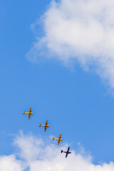 Propellerplan som flyger i formation på en blå himmel