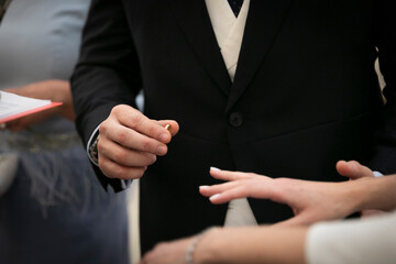 Obraz premium mano, boda, anillas, par, agiotaje, novia, amor, novio, digno, romance, ceremonia, gente, dedo, compromiso, junto, unidad, desposar, anillos, alianza, acción, casar, macro, zoom, 2