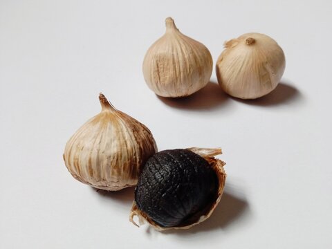 Black garlic or bawang hitam is garlic that has been fermented at a temperature of 60-70 degrees Celsius for 30 to 90 days and has many health benefits.