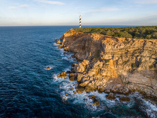 Faro Punta Moscater situado próximo a Sant Joan de Labritja, costa norte isla de Ibiza, en el...