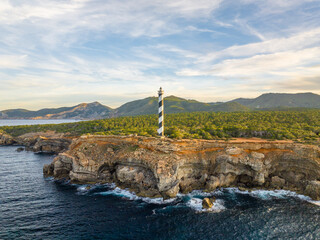 Faro Punta Moscater situado próximo a Sant Joan de Labritja, costa norte isla de Ibiza, en el...