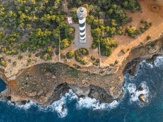 Faro Punta Moscater situado próximo a Sant Joan de Labritja, costa norte isla de Ibiza, en el...