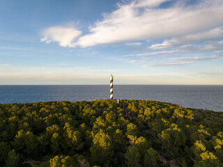 Faro Punta Moscater situado próximo a Sant Joan de Labritja, costa norte isla de Ibiza, en el...
