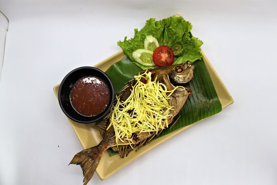 Crispy fried rabbitfish (baronang) topped with spicy and tangy mango sauce. A flavorful Indonesian seafood dish served fresh and vibrant.