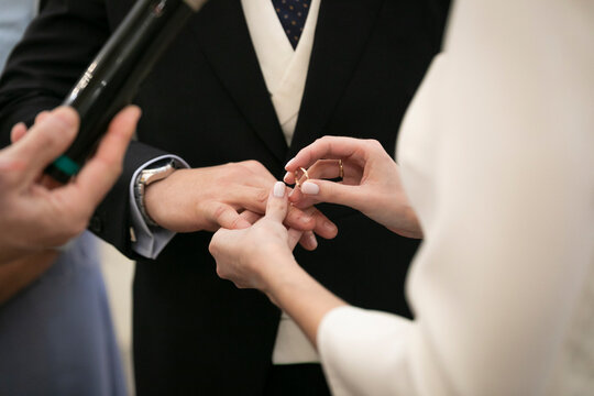 mano, boda, anillas, par, agiotaje, novia, amor, novio, digno, romance, ceremonia, gente, dedo, compromiso, junto, unidad, desposar, anillos, alianza, acci&oacute;n, casar