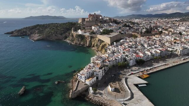 Faro d'Eivissa en el espig&oacute;n del puerto de la Isla de Ibiza en Baleares.