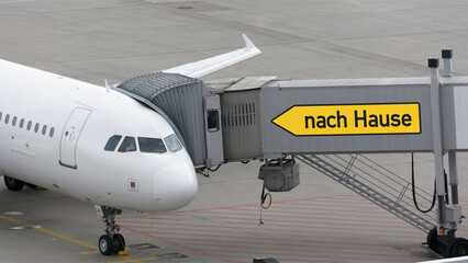 Flugzeug wartet auf Passagiere - Ausreise aus Deutschland