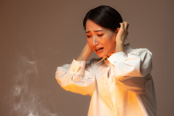 女性　火災