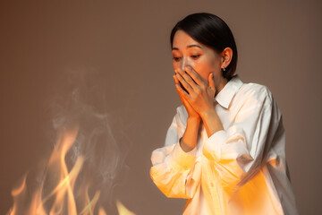 女性　火災 © Takahiro
