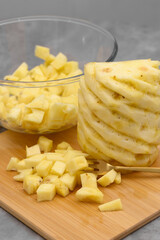 Zolty idealny ananas krojony na kawałki z bliska