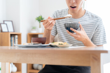食事をする若い男性