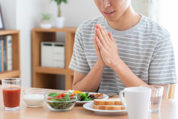 食事をする若い男性