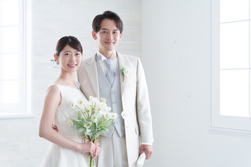 結婚式をする新郎新婦