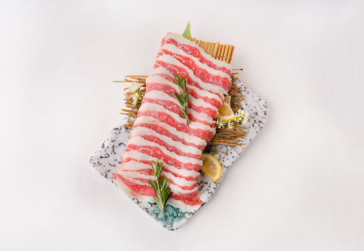 Thinly sliced ​​beef for grilling, Karubi, a steamed Japanese dish