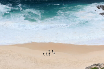 Naklejka premium Surfers prepare to ride the waves at a beautiful beach during a sunny day