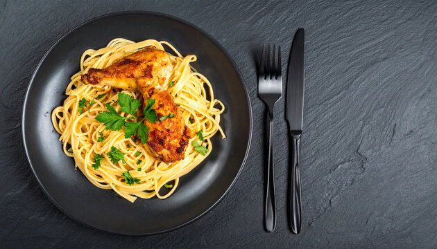 p&acirc;tes tagliatelles au poulet grill&eacute;, assiette noire design, fond texture ardoise