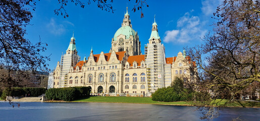Fototapeta premium The Historic Hannover Town Hall is a remarkable architectural wonderland that captivates visitors Maschpark Hannover