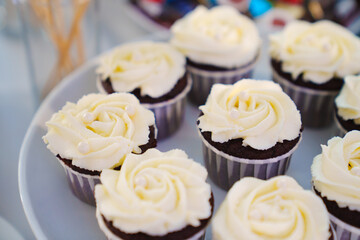 Cupcakes with cream for the festive table. 