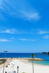 青い海と白い砂浜。白浜、和歌山、日本。5月下旬。