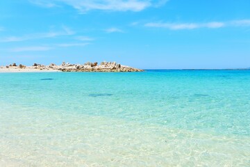 青い海と白い砂浜。白浜、和歌山、日本。5月下旬。