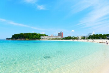 青い海と白い砂浜。白浜、和歌山、日本。5月下旬。