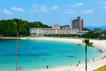 青い海と白い砂浜。白浜、和歌山、日本。5月下旬。