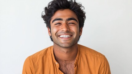 Obraz premium Indian man, smiling broadly, radiates joy and optimism, showing genuine happiness, exudes positive vibes.