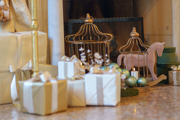 Regali e gabbie decorative davanti al camino