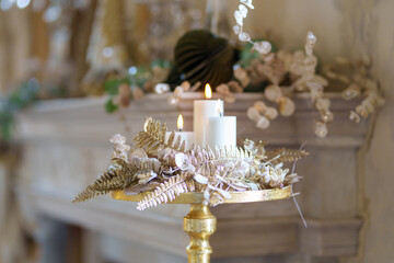 Centrotavola dorato con candele