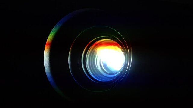 Gros plan sur la lentille d'un vid&eacute;oprojecteur en fonctionnement 