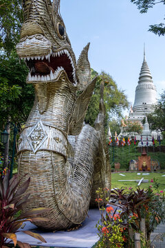 Drag&oacute;n y estupa en los jardines de Wat Phnom, en la ciudad de Phnom Penh, Camboya