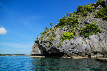 Naklejka premium Tropical islands in the Gulf of Thailand, crystal clear blue water in Thailand surrounded by beaches and nature on a clear day.