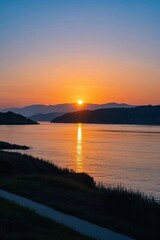 Obraz premium arafed view of a sunset over a body of water