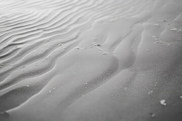 Obraz premium Close-up view of textured light gray sand patterns.