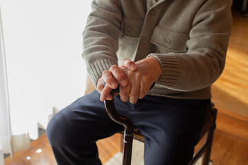 皺が刻まれた老人の手