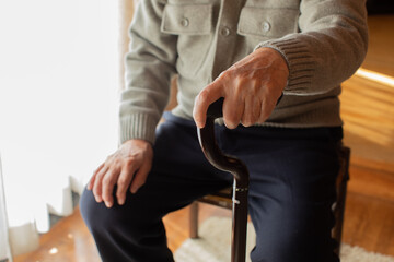 皺が刻まれた老人の手