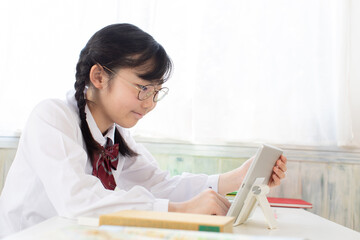 タブレットを使って学ぶ学生