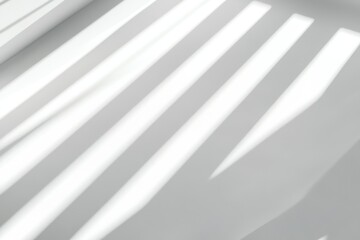 Obraz premium Sunlight streaming through blinds casts parallel lines of light on a white surface