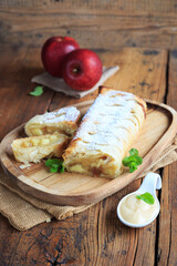 Apfelstrudel mit Vanillesoße 
