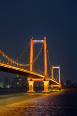 Obraz premium Night view of the Yingwuzhou Yangtze River Bridge, taken in Wuhan, Hubei, China
