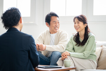 Obraz premium 50代夫婦 商談 リビング 訪問営業