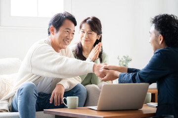 Obraz premium 50代夫婦 商談 リビング 訪問営業