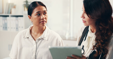 Obraz premium Doctor, women and consultation with tablet, conversation and explain treatment for illness. People, medical or professional with client, tech or app with healthcare, diagnosis or advice for insurance