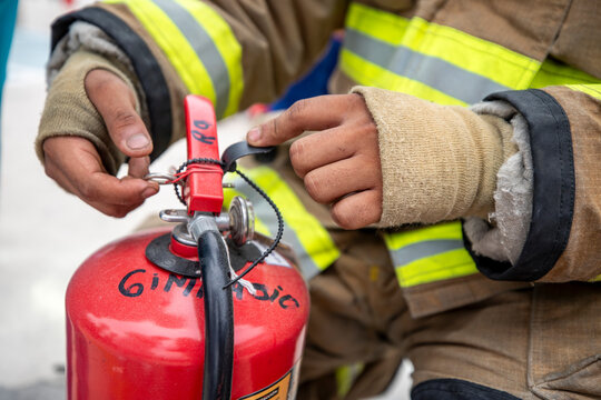Uso correcto del extintor / Correct use of the fire extinguisher